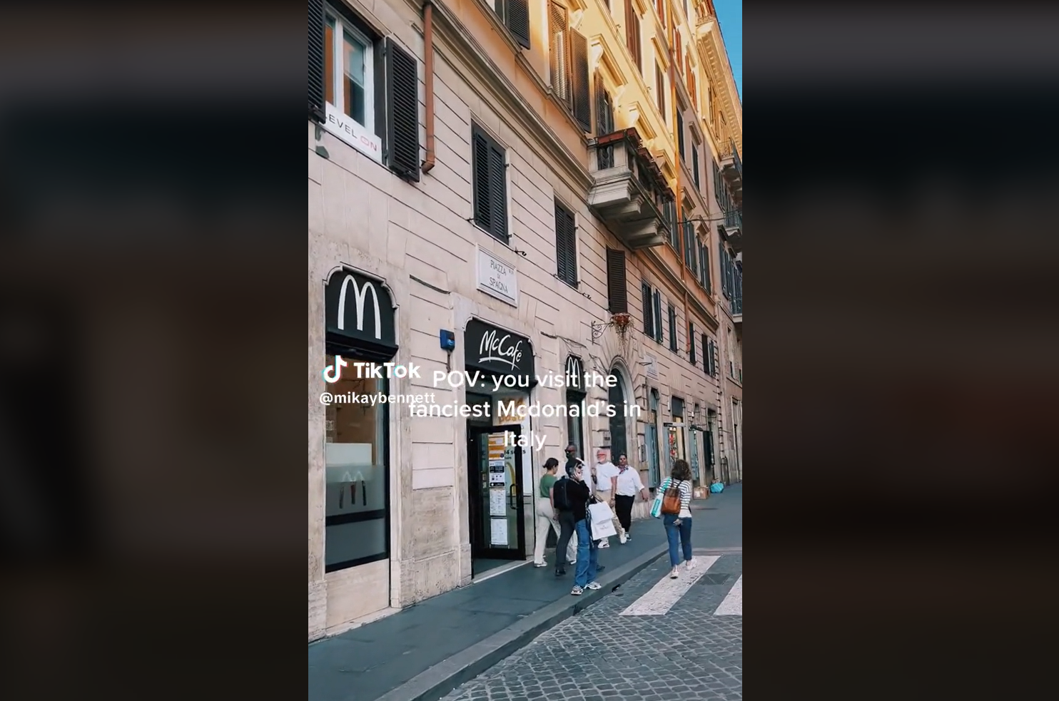 Мармур, статуї та мозаїка: як виглядає найшикарніший у світі МакДональдз (фото та відео)